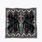 Αναβαθμίστε το προσωπικό σας στυλ με το Legend Scarf της Peace + Chaos, ένα εντυπωσιακό σατέν μαντήλι που συνδυάζει την έμπνευση από τις αρχαίες τεχνικές βαφής Ikat με τη σύγχρονη αισθητική της οπτικής τέχνης.