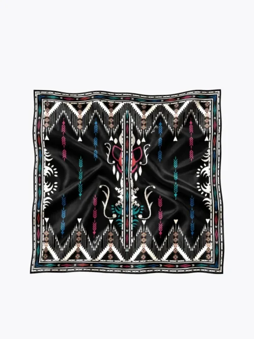 Αναβαθμίστε το προσωπικό σας στυλ με το Legend Scarf της Peace + Chaos, ένα εντυπωσιακό σατέν μαντήλι που συνδυάζει την έμπνευση από τις αρχαίες τεχνικές βαφής Ikat με τη σύγχρονη αισθητική της οπτικής τέχνης.