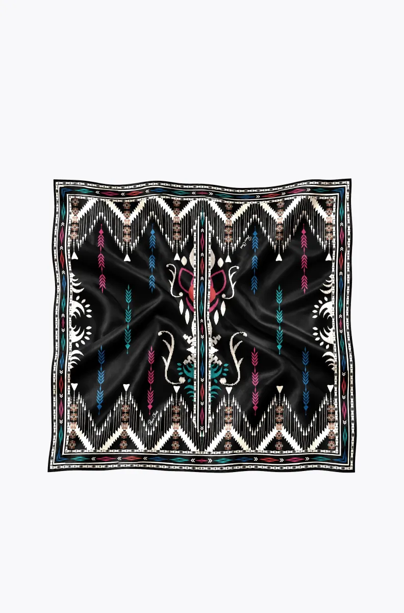Αναβαθμίστε το προσωπικό σας στυλ με το Legend Scarf της Peace + Chaos, ένα εντυπωσιακό σατέν μαντήλι που συνδυάζει την έμπνευση από τις αρχαίες τεχνικές βαφής Ikat με τη σύγχρονη αισθητική της οπτικής τέχνης.