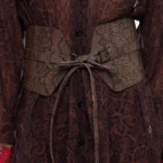 Η Venomous Corset Belt της Peace + Chaos είναι ένα statement αξεσουάρ που αναδεικνύει τη μέση και προσθέτει δυναμικό χαρακτήρα σε κάθε εμφάνιση.
