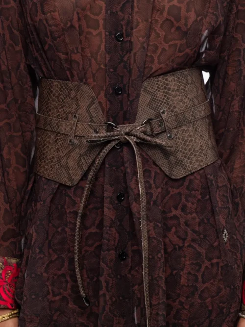 Η Venomous Corset Belt της Peace + Chaos είναι ένα statement αξεσουάρ που αναδεικνύει τη μέση και προσθέτει δυναμικό χαρακτήρα σε κάθε εμφάνιση.