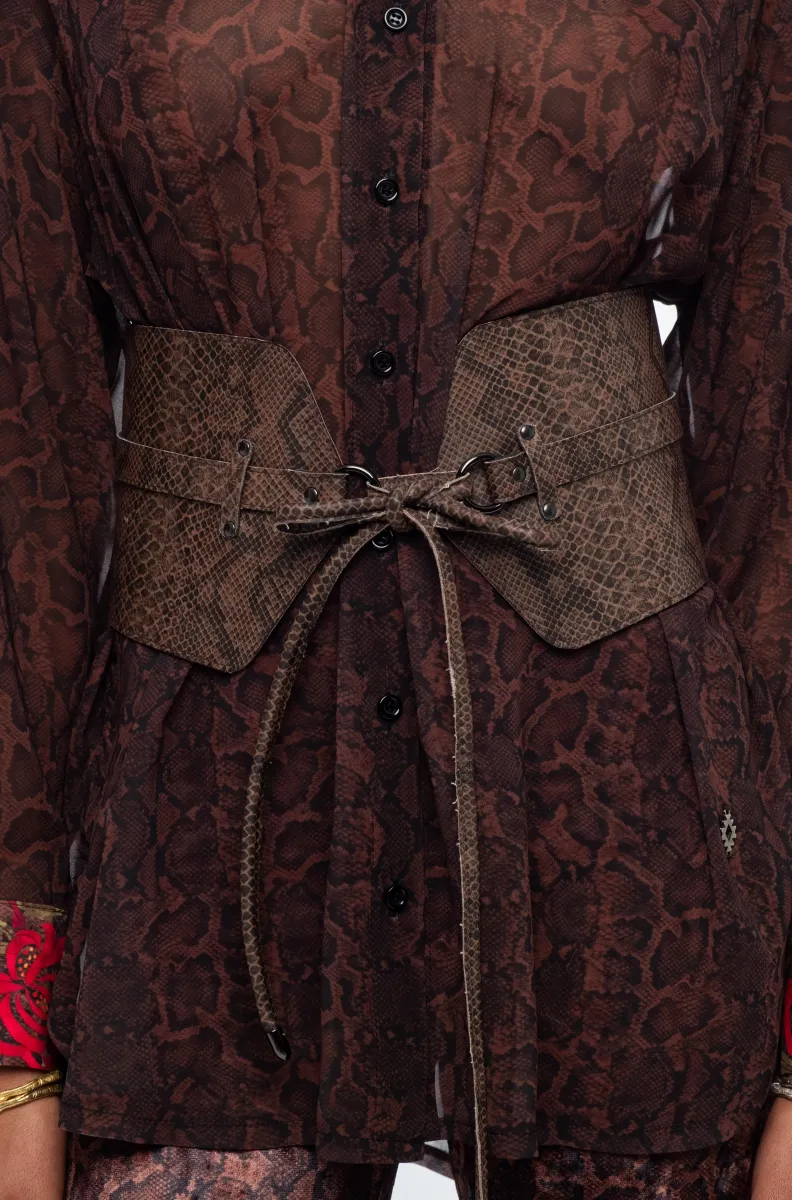 Η Venomous Corset Belt της Peace + Chaos είναι ένα statement αξεσουάρ που αναδεικνύει τη μέση και προσθέτει δυναμικό χαρακτήρα σε κάθε εμφάνιση.