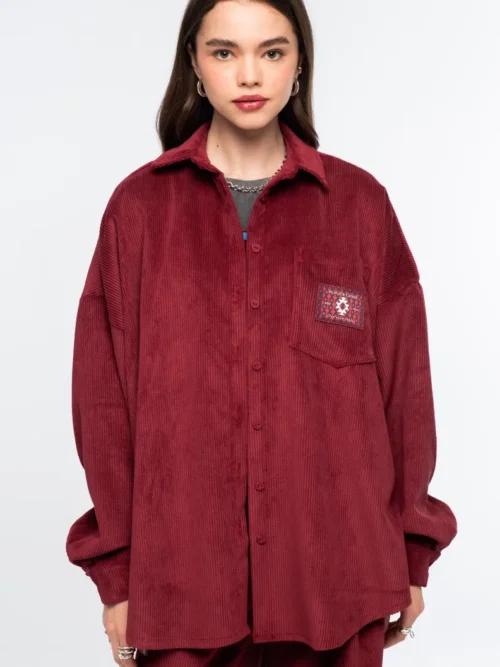 Το Rustic Shirt της Peace + Chaos συνδυάζει τη διαχρονική αισθητική του πουκαμίσου με τη σύγχρονη, χαλαρή γραμμή και την ιδιαίτερη ταυτότητα του brand