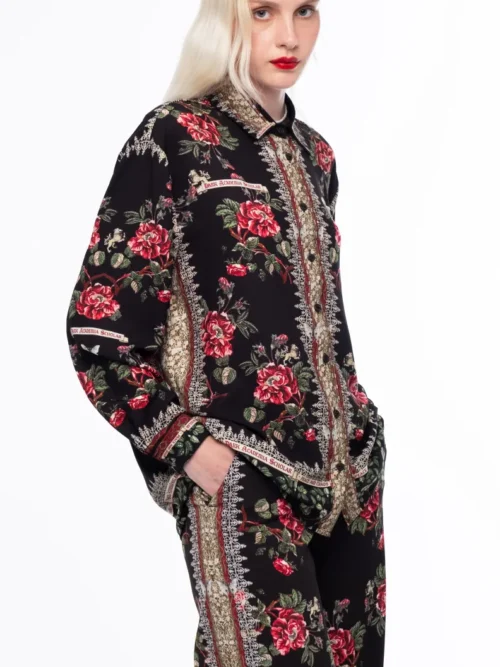 Το Imperial Shirt της Peace + Chaos αποπνέει τη μυστηριώδη γοητεία του dark romance, συνδυάζοντας μεσαιωνικές επιρροές με τη δραματική αισθητική της gothic διακόσμησης.