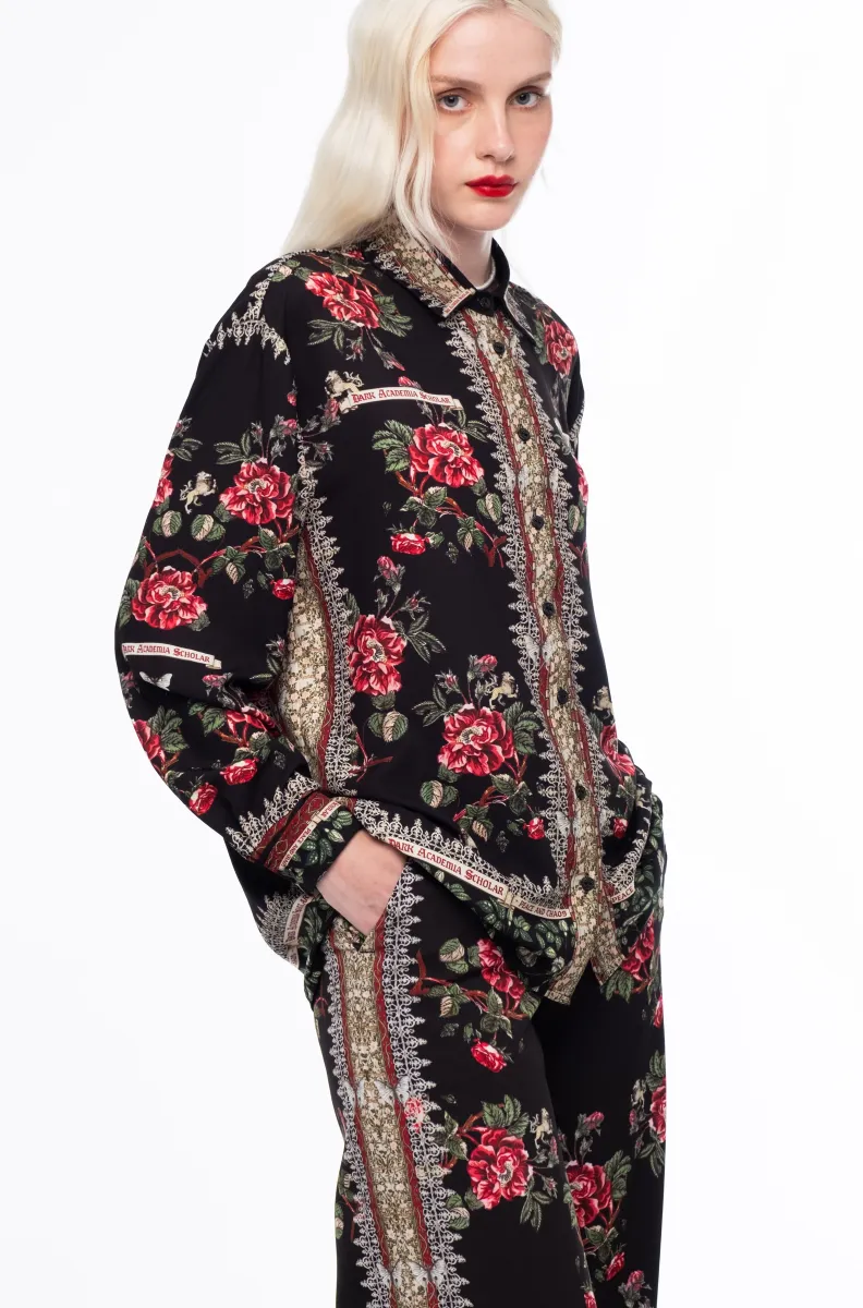 Το Imperial Shirt της Peace + Chaos αποπνέει τη μυστηριώδη γοητεία του dark romance, συνδυάζοντας μεσαιωνικές επιρροές με τη δραματική αισθητική της gothic διακόσμησης.