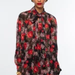 Η Fairytale Blouse της Peace + Chaos αποπνέει ρομαντισμό και παραμυθένια κομψότητα μέσα από ένα εντυπωσιακό all-over print με floral μοτίβα εμπνευσμένα από τον κόσμο των παραμυθιών.