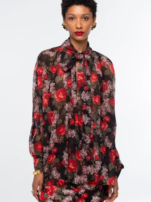 Η Fairytale Blouse της Peace + Chaos αποπνέει ρομαντισμό και παραμυθένια κομψότητα μέσα από ένα εντυπωσιακό all-over print με floral μοτίβα εμπνευσμένα από τον κόσμο των παραμυθιών.