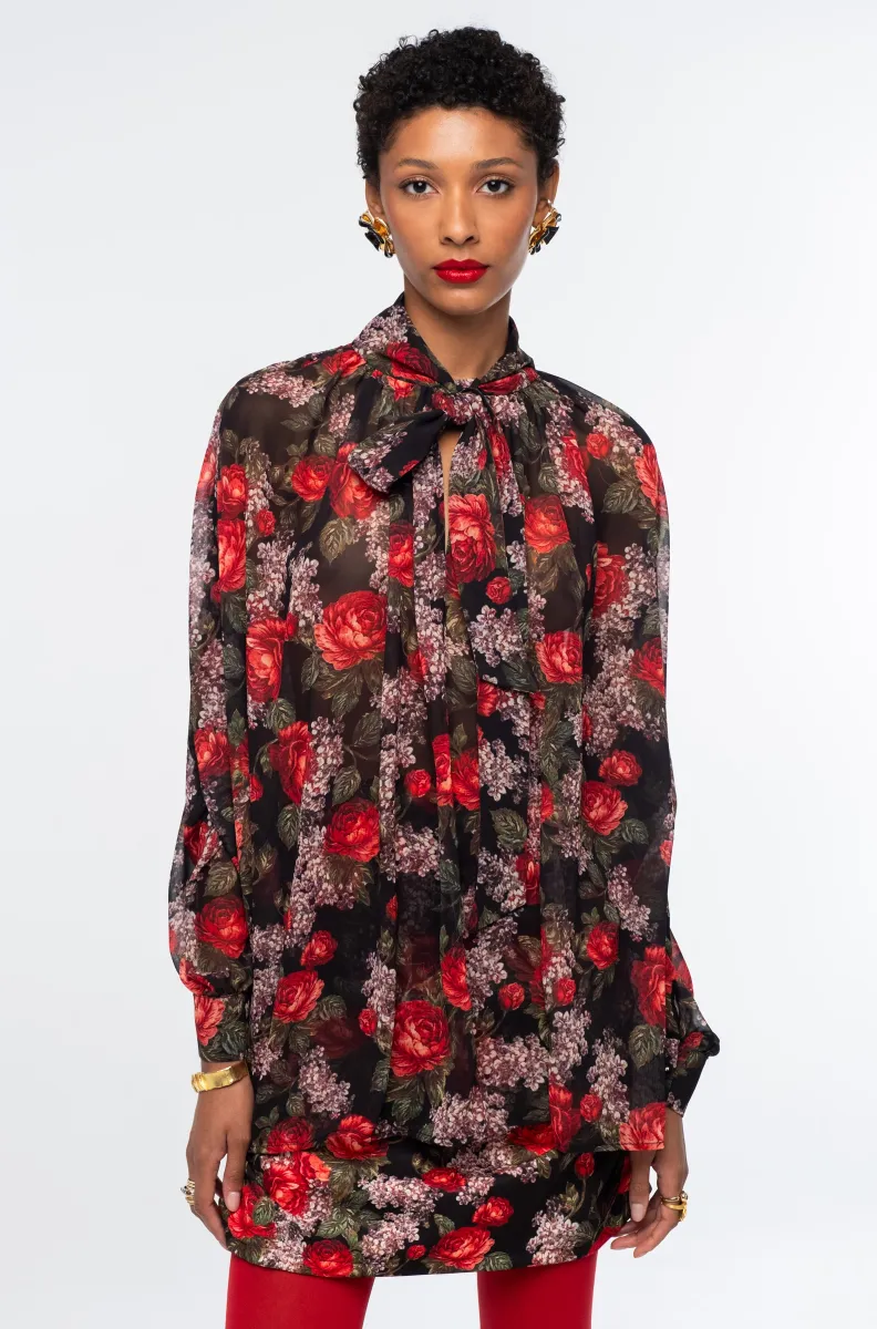 Η Fairytale Blouse της Peace + Chaos αποπνέει ρομαντισμό και παραμυθένια κομψότητα μέσα από ένα εντυπωσιακό all-over print με floral μοτίβα εμπνευσμένα από τον κόσμο των παραμυθιών.