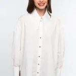 Το Scholar Shirt της Peace + Chaos αντλεί έμπνευση από τον κόσμο των ποιητών και των διανοούμενων, συνδυάζοντας τη διαχρονική κομψότητα με μια σύγχρονη, ιδιαίτερη αισθητική.