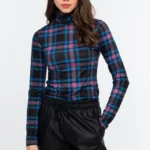 Ανανεώστε τις χειμερινές σας εμφανίσεις με την Preppy Top της Peace + Chaos και δώστε χρώμα σε κάθε σας outfit.