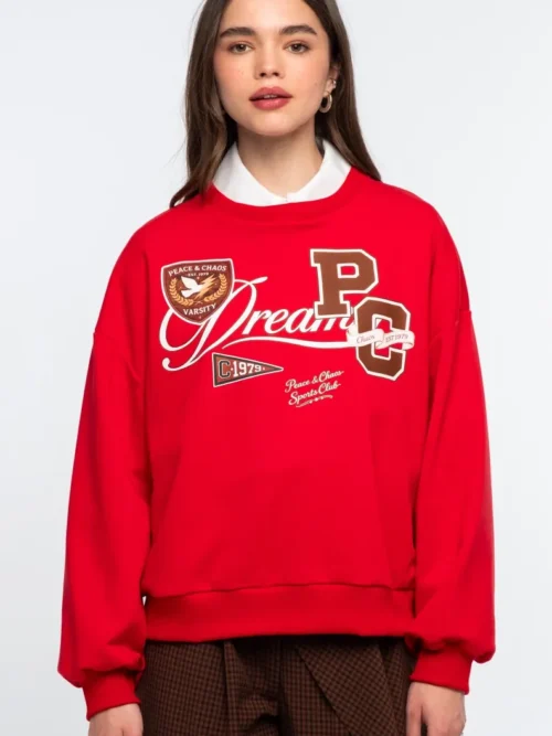 Το Varsity Sweater της Peace + Chaos συνδυάζει τη διαχρονική αισθητική των αμερικανικών κολεγίων με τη σύγχρονη δημιουργική ταυτότητα του brand.
