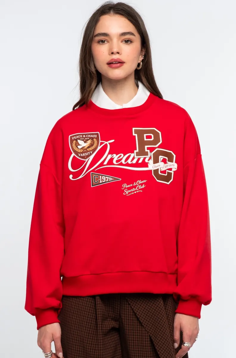 Το Varsity Sweater της Peace + Chaos συνδυάζει τη διαχρονική αισθητική των αμερικανικών κολεγίων με τη σύγχρονη δημιουργική ταυτότητα του brand.