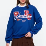 Το Varsity Sweater της Peace + Chaos συνδυάζει τη διαχρονική αισθητική των αμερικανικών κολεγίων με τη σύγχρονη δημιουργική ταυτότητα του brand