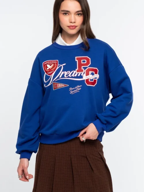 Το Varsity Sweater της Peace + Chaos συνδυάζει τη διαχρονική αισθητική των αμερικανικών κολεγίων με τη σύγχρονη δημιουργική ταυτότητα του brand