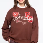 Το Varsity Sweater της Peace + Chaos συνδυάζει τη διαχρονική αισθητική των αμερικανικών κολεγίων με τη σύγχρονη δημιουργική ταυτότητα του brand. Κατασκευασμένο