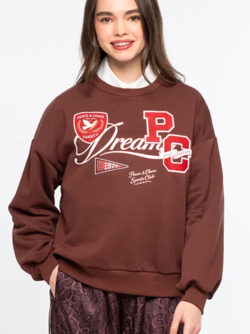 Το Varsity Sweater της Peace + Chaos συνδυάζει τη διαχρονική αισθητική των αμερικανικών κολεγίων με τη σύγχρονη δημιουργική ταυτότητα του brand. Κατασκευασμένο