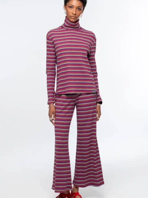 Η HARMONY TURTLENECK TOP της Peace + Chaos συνδυάζει μοντέρνο σχεδιασμό, άνεση και έντονα χρώματα.
