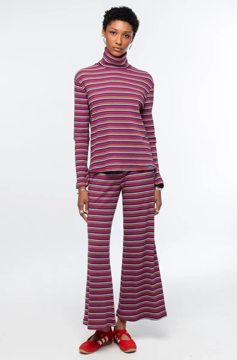 Η HARMONY TURTLENECK TOP της Peace + Chaos συνδυάζει μοντέρνο σχεδιασμό, άνεση και έντονα χρώματα.