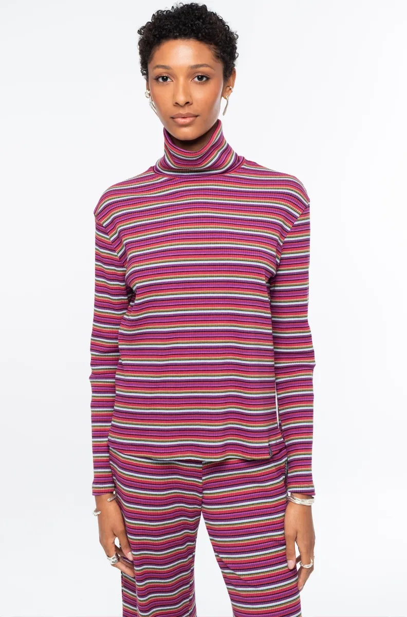 w26250_4_2 Η HARMONY TURTLENECK TOP της Peace + Chaos συνδυάζει μοντέρνο σχεδιασμό, άνεση και έντονα χρώματα.