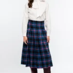 Αναδείξτε το προσωπικό σας στυλ με την Preppy Midi Skirt της Peace + Chaos, μια midi φούστα που συνδυάζει τη διαχρονική αισθητική του tartan με σύγχρονες σχεδιαστικές λεπτομέρειες.