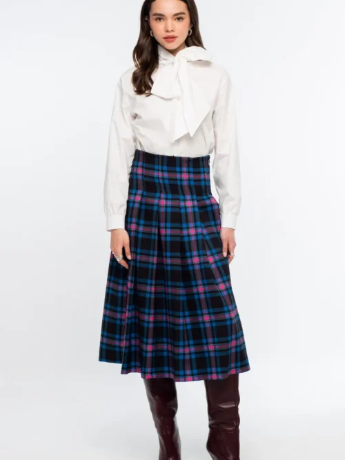 Αναδείξτε το προσωπικό σας στυλ με την Preppy Midi Skirt της Peace + Chaos, μια midi φούστα που συνδυάζει τη διαχρονική αισθητική του tartan με σύγχρονες σχεδιαστικές λεπτομέρειες.