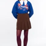 Η Academic Pleated Mini Skirt της Peace + Chaos εμπνέεται από την κλασική αισθητική των σχολικών στολών και την ανανεώνει με μια σύγχρονη, preppy διάθεση.