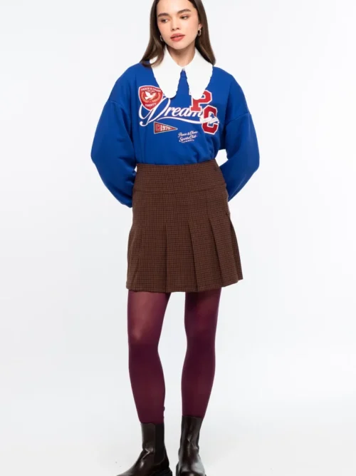 Η Academic Pleated Mini Skirt της Peace + Chaos εμπνέεται από την κλασική αισθητική των σχολικών στολών και την ανανεώνει με μια σύγχρονη, preppy διάθεση.