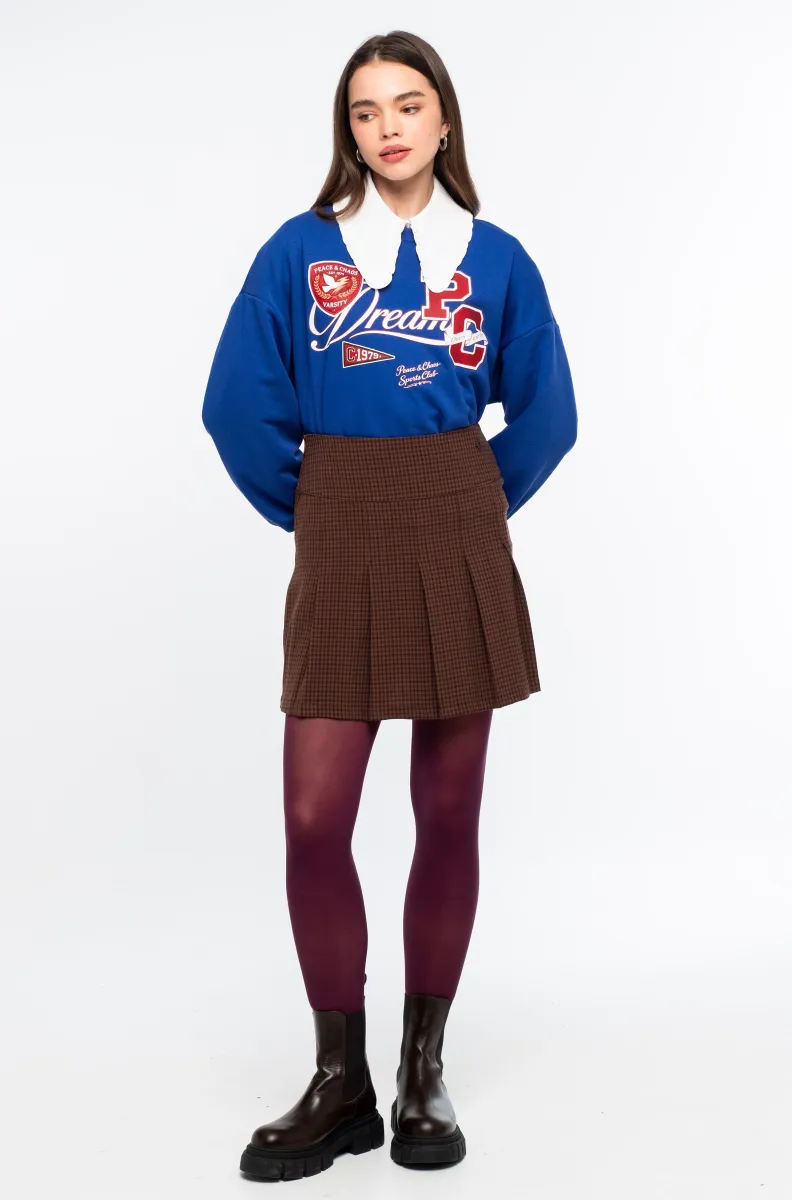Η Academic Pleated Mini Skirt της Peace + Chaos εμπνέεται από την κλασική αισθητική των σχολικών στολών και την ανανεώνει με μια σύγχρονη, preppy διάθεση.