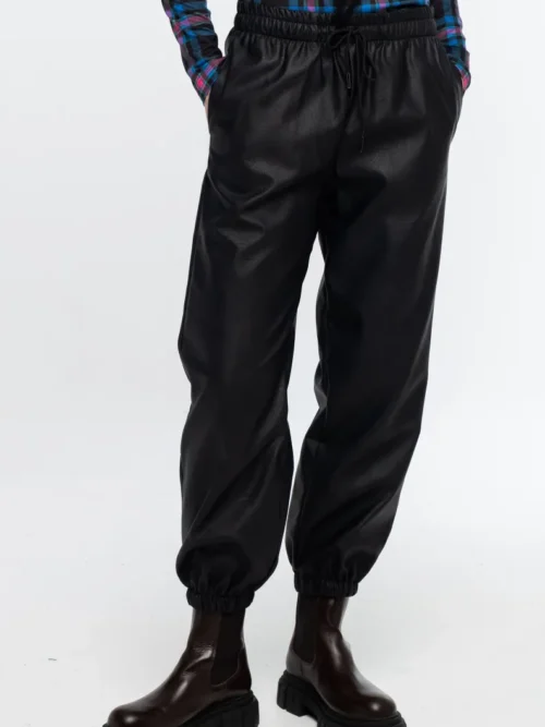 Αναβαθμίστε το καθημερινό σας στυλ με το Sleek Pants της Peace + Chaos, ένα μοντέρνο παντελόνι που συνδυάζει τη δυναμική αισθητική του eco-leather με τη sporty διάθεση των athletic wear.