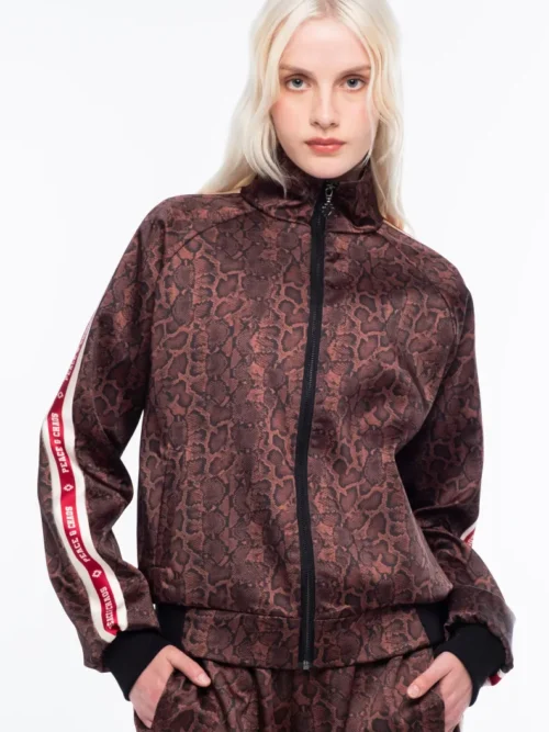 Αναδείξτε το προσωπικό σας στυλ με το Venomous Jacket της Peace + Chaos, ένα εντυπωσιακό bomber jacket που συνδυάζει τη sporty αισθητική με εξωτικές λεπτομέρειες.
