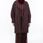 Το Venomous Coat της Peace + Chaos ξεχωρίζει για το εξωτικό all-over print μοτίβο του και τον ιδιαίτερο σχεδιασμό του, που συνδυάζει δυναμικό χαρακτήρα με σύγχρονη αισθητική.