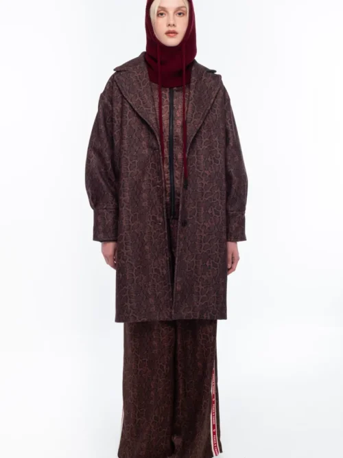 Το Venomous Coat της Peace + Chaos ξεχωρίζει για το εξωτικό all-over print μοτίβο του και τον ιδιαίτερο σχεδιασμό του, που συνδυάζει δυναμικό χαρακτήρα με σύγχρονη αισθητική.