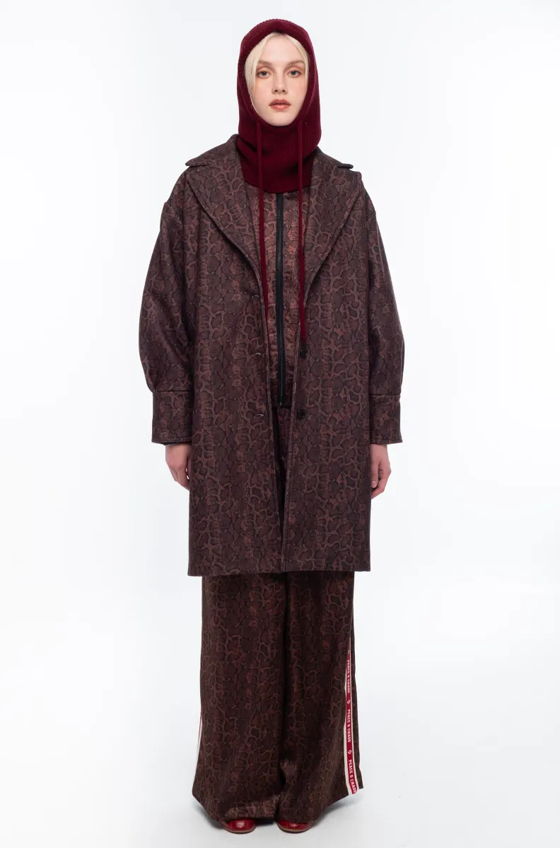 w26817_1_copy Το Venomous Coat της Peace + Chaos ξεχωρίζει για το εξωτικό all-over print μοτίβο του και τον ιδιαίτερο σχεδιασμό του, που συνδυάζει δυναμικό χαρακτήρα με σύγχρονη αισθητική.