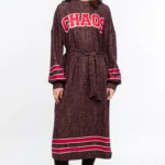 Αναδείξτε το προσωπικό σας στυλ με το Venomous Long Dress της Peace + Chaos, ένα ξεχωριστό μακρύ φόρεμα που συνδυάζει τη sporty αισθητική με τον εξωτικό χαρακτήρα.