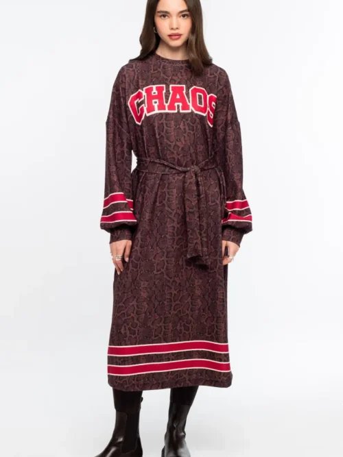 Αναδείξτε το προσωπικό σας στυλ με το Venomous Long Dress της Peace + Chaos, ένα ξεχωριστό μακρύ φόρεμα που συνδυάζει τη sporty αισθητική με τον εξωτικό χαρακτήρα.