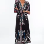 Αναδείξτε τη θηλυκότητά σας με το Legend Long Dress της Peace + Chaos, ένα εντυπωσιακό μακρύ φόρεμα που συνδυάζει τη σύγχρονη ψηφιακή αισθητική με γεωμετρικά στοιχεία και αναφορές σε παραδοσιακά μοτίβα.