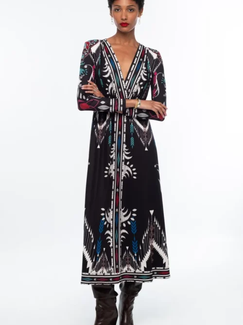 Αναδείξτε τη θηλυκότητά σας με το Legend Long Dress της Peace + Chaos, ένα εντυπωσιακό μακρύ φόρεμα που συνδυάζει τη σύγχρονη ψηφιακή αισθητική με γεωμετρικά στοιχεία και αναφορές σε παραδοσιακά μοτίβα.