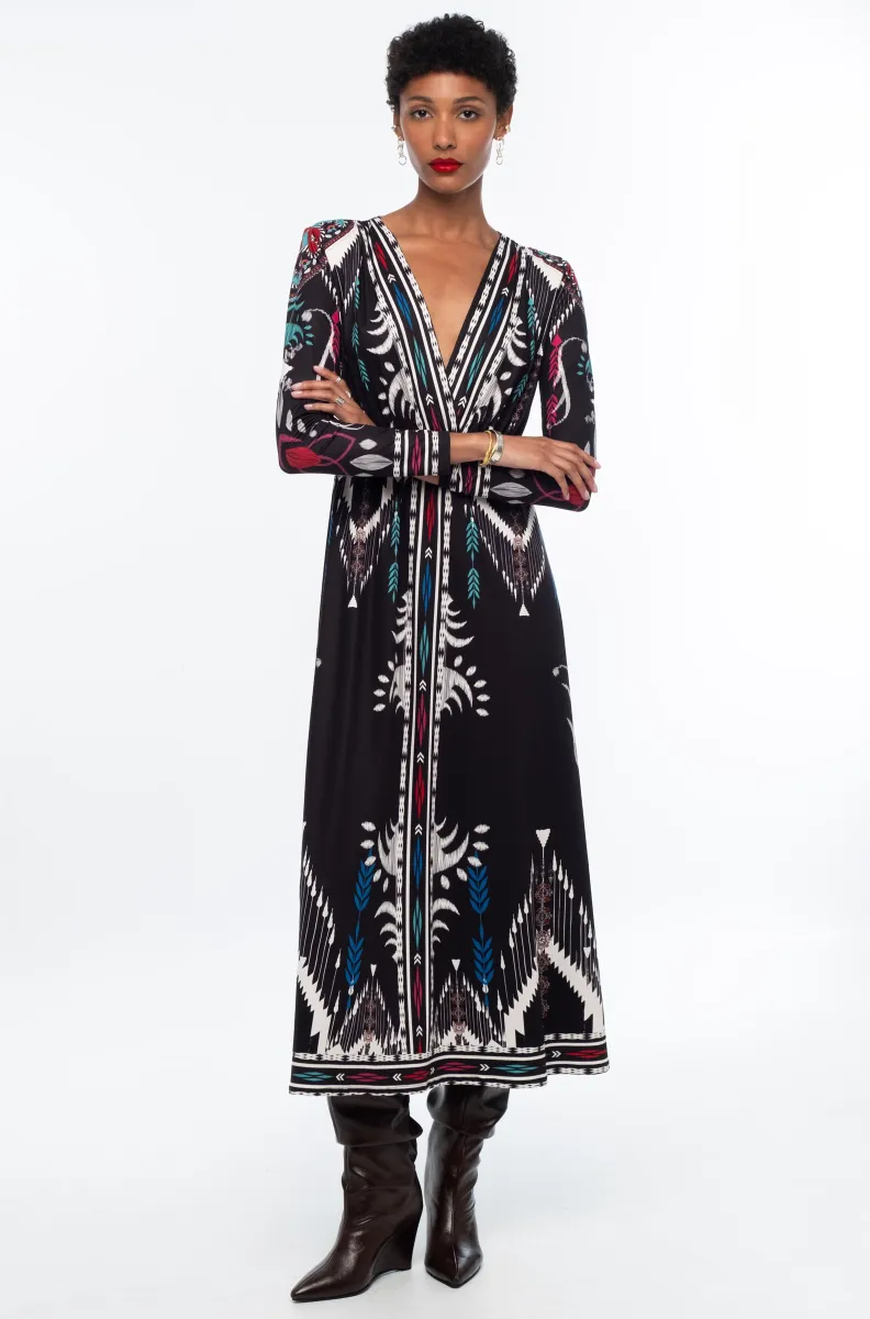 w26918_2_copy Αναδείξτε τη θηλυκότητά σας με το Legend Long Dress της Peace + Chaos, ένα εντυπωσιακό μακρύ φόρεμα που συνδυάζει τη σύγχρονη ψηφιακή αισθητική με γεωμετρικά στοιχεία και αναφορές σε παραδοσιακά μοτίβα.