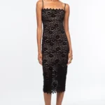 Μυστηριώδες και αισθησιακό, το Enchanted Midi Dress της Peace + Chaos αποπνέει μια ατμοσφαιρική, gothic-romantic αισθητική.