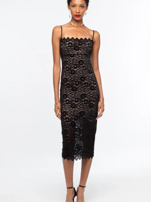 Μυστηριώδες και αισθησιακό, το Enchanted Midi Dress της Peace + Chaos αποπνέει μια ατμοσφαιρική, gothic-romantic αισθητική.