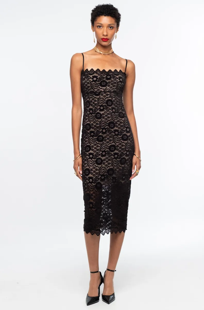 Μυστηριώδες και αισθησιακό, το Enchanted Midi Dress της Peace + Chaos αποπνέει μια ατμοσφαιρική, gothic-romantic αισθητική.