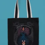 Αναβάθμισε τα καθημερινά σου looks με την Anavasis Tote Bag, μια πρακτική και ξεχωριστή tote bag σε μαύρο χρώμα, που συνδυάζει λειτουργικότητα και ιδιαίτερο design.