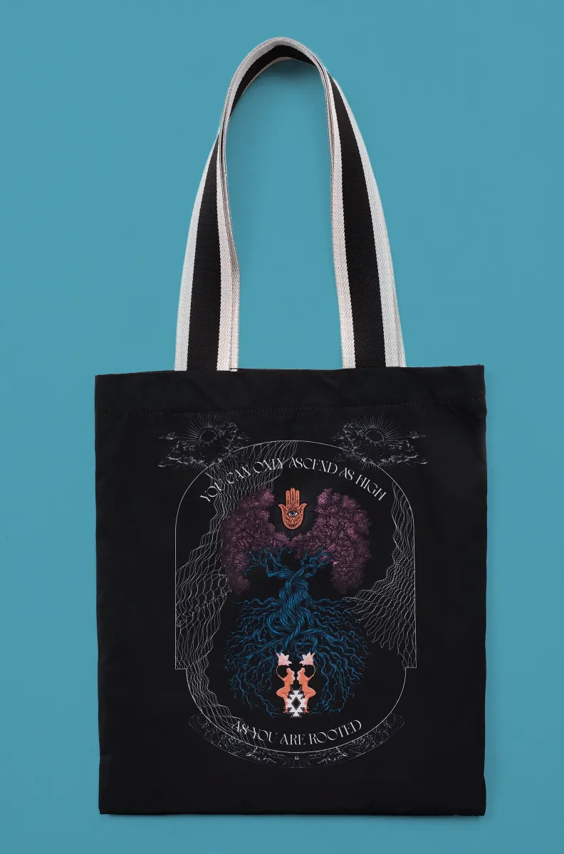 Αναβάθμισε τα καθημερινά σου looks με την Anavasis Tote Bag, μια πρακτική και ξεχωριστή tote bag σε μαύρο χρώμα, που συνδυάζει λειτουργικότητα και ιδιαίτερο design.