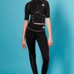 Το Stillness Top της Peace + Chaos συνδυάζει sporty αισθητική, άνεση και ξεχωριστές σχεδιαστικές λεπτομέρειες. Σε μαύρο χρώμα, διαθέτει ραφές σε contrasting απόχρωση που αναδεικνύουν τις καμπύλες και το περίγραμμα του σώματος, ενώ το χαρακτηριστικό Chaka logo σε βινύλιο λειτουργεί ως ιδιαίτερη σχεδιαστική πινελιά.