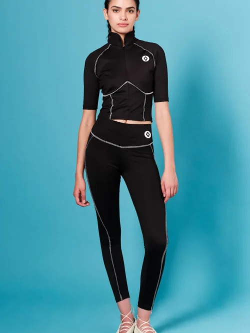 Το Stillness Top της Peace + Chaos συνδυάζει sporty αισθητική, άνεση και ξεχωριστές σχεδιαστικές λεπτομέρειες. Σε μαύρο χρώμα, διαθέτει ραφές σε contrasting απόχρωση που αναδεικνύουν τις καμπύλες και το περίγραμμα του σώματος, ενώ το χαρακτηριστικό Chaka logo σε βινύλιο λειτουργεί ως ιδιαίτερη σχεδιαστική πινελιά.