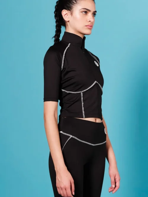 Το Stillness Top της Peace + Chaos συνδυάζει sporty αισθητική, άνεση και ξεχωριστές σχεδιαστικές λεπτομέρειες. Σε μαύρο χρώμα, διαθέτει ραφές σε contrasting απόχρωση που αναδεικνύουν τις καμπύλες και το περίγραμμα του σώματος, ενώ το χαρακτηριστικό Chaka logo σε βινύλιο λειτουργεί ως ιδιαίτερη σχεδιαστική πινελιά.