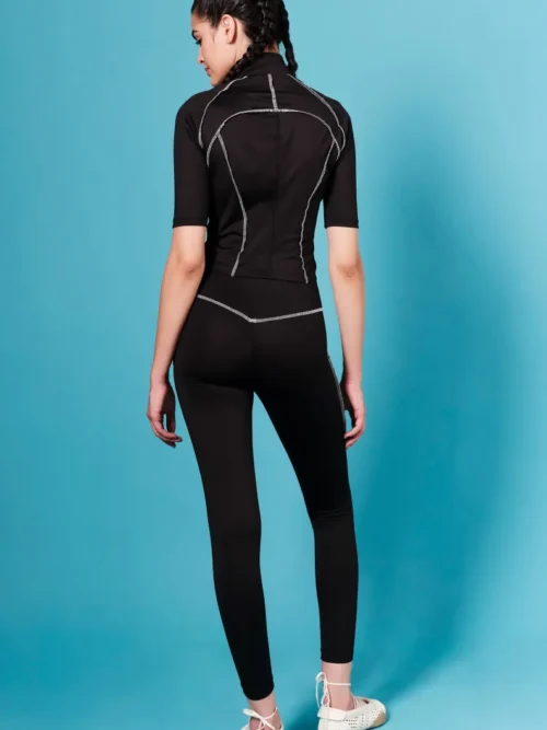 Το Stillness Top της Peace + Chaos συνδυάζει sporty αισθητική, άνεση και ξεχωριστές σχεδιαστικές λεπτομέρειες. Σε μαύρο χρώμα, διαθέτει ραφές σε contrasting απόχρωση που αναδεικνύουν τις καμπύλες και το περίγραμμα του σώματος, ενώ το χαρακτηριστικό Chaka logo σε βινύλιο λειτουργεί ως ιδιαίτερη σχεδιαστική πινελιά.