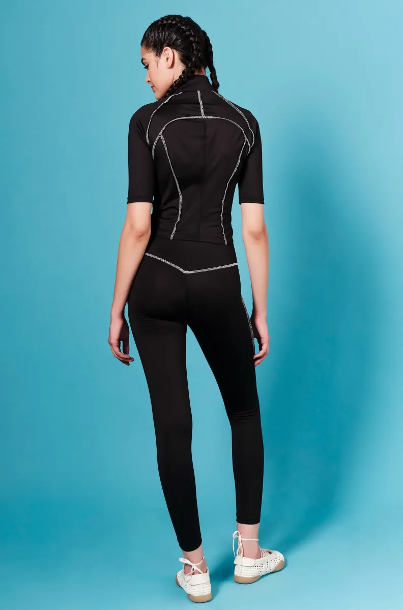 Το Stillness Top της Peace + Chaos συνδυάζει sporty αισθητική, άνεση και ξεχωριστές σχεδιαστικές λεπτομέρειες. Σε μαύρο χρώμα, διαθέτει ραφές σε contrasting απόχρωση που αναδεικνύουν τις καμπύλες και το περίγραμμα του σώματος, ενώ το χαρακτηριστικό Chaka logo σε βινύλιο λειτουργεί ως ιδιαίτερη σχεδιαστική πινελιά.