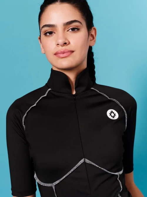 Το Stillness Top της Peace + Chaos συνδυάζει sporty αισθητική, άνεση και ξεχωριστές σχεδιαστικές λεπτομέρειες. Σε μαύρο χρώμα, διαθέτει ραφές σε contrasting απόχρωση που αναδεικνύουν τις καμπύλες και το περίγραμμα του σώματος, ενώ το χαρακτηριστικό Chaka logo σε βινύλιο λειτουργεί ως ιδιαίτερη σχεδιαστική πινελιά.