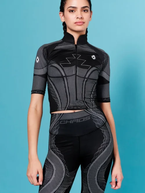 Το Flux Top της Peace + Chaos συνδυάζει δυναμικό sporty χαρακτήρα με ένα ξεχωριστό, statement print. Παράλληλα, η μαύρη βάση δημιουργεί ένα minimal αποτέλεσμα, ενώ το ιδιαίτερο placement print προσθέτει ένταση και μοναδικό χαρακτήρα σε κάθε εμφάνιση.
